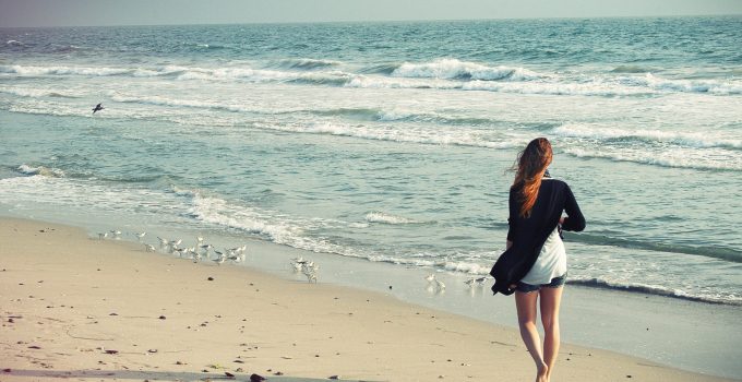 correre e camminare sulla spiaggia